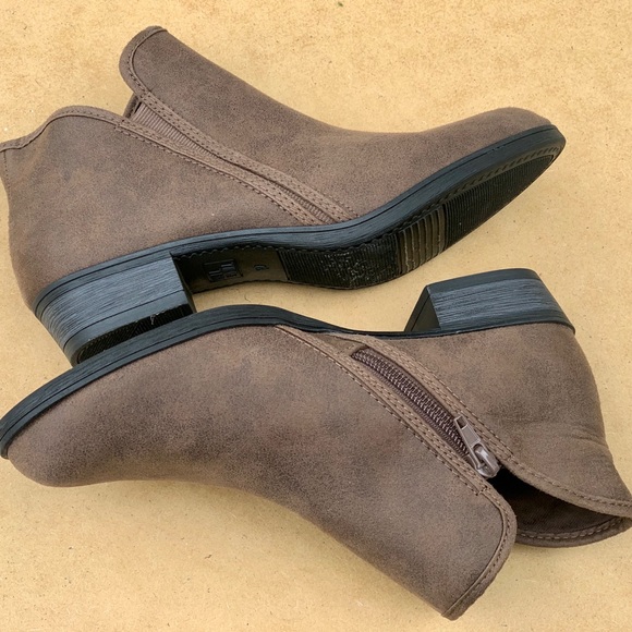 Women's Time and Tru Bootie Ankle Brown Boot New - Picture 5 of 11